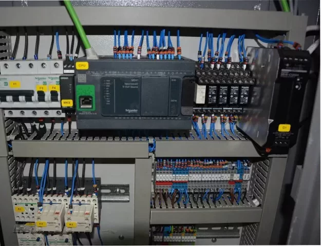 Giętarka CESURBEND PBH-32E — panel elektryczny