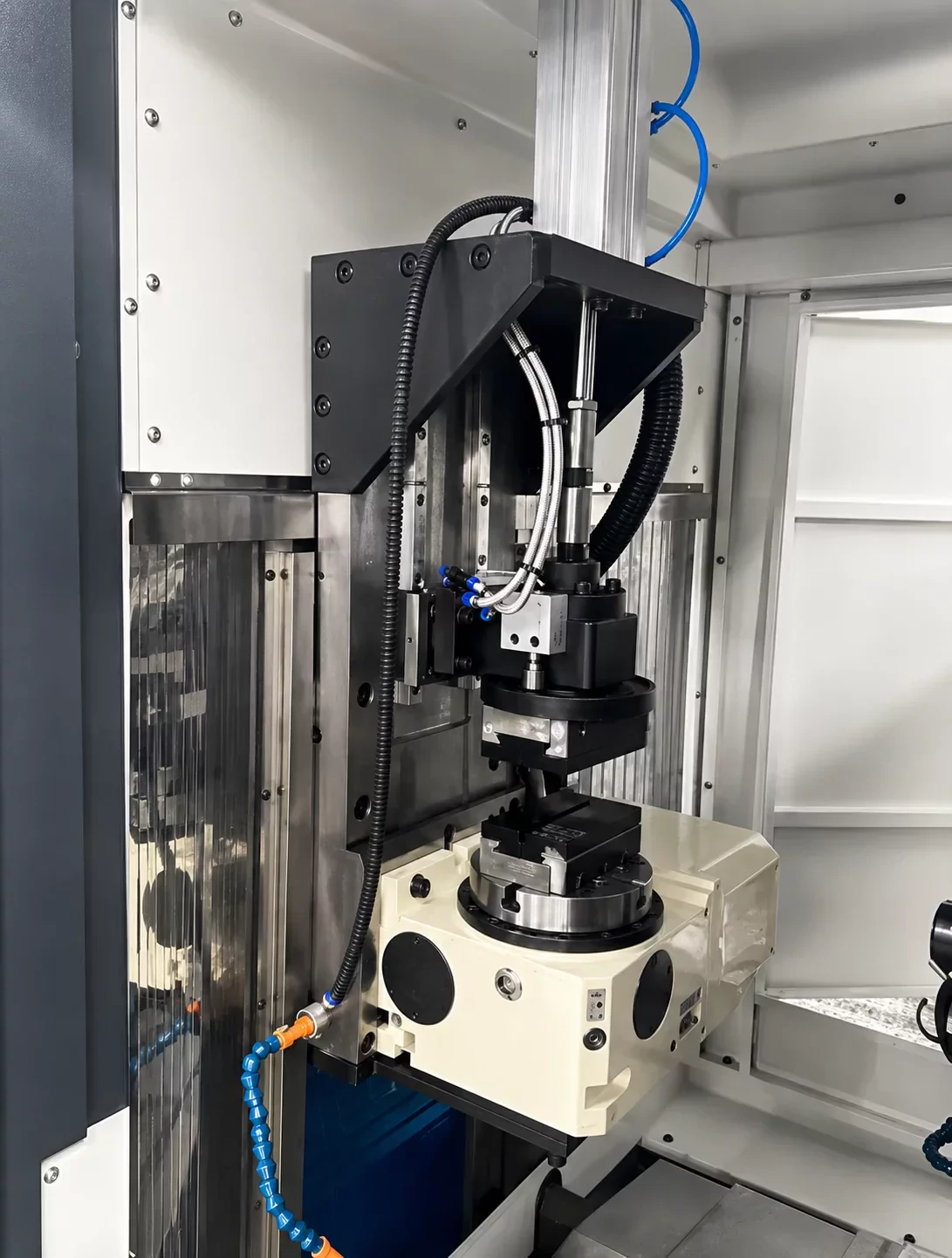 Strefa robocza centrum CNC TA-12 z głowicą narzędziową