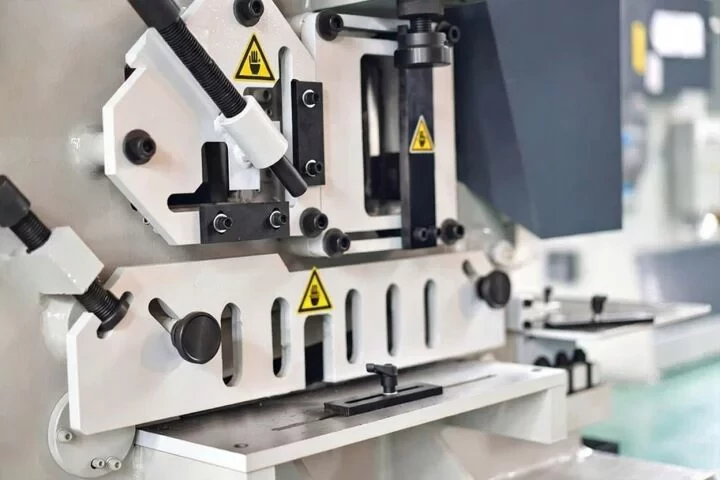 Hydrauliczne-nozyce-do-stali-wykrawarka-Digima-Iron-worker-DX35Y-16-60T-Kod-producenta-DX35Y-16