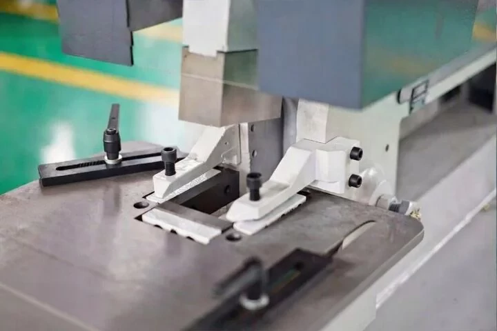 Hydrauliczne-nozyce-do-stali-wykrawarka-Digima-Iron-worker-DX35Y-16-60T-Marka-Digima