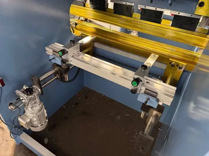 Układ hydrauliczny Bosch-Rexroth w prasie krawędziowej